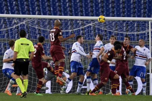 Il colpo di testa vincente di Destro: 1-0. Lapresse